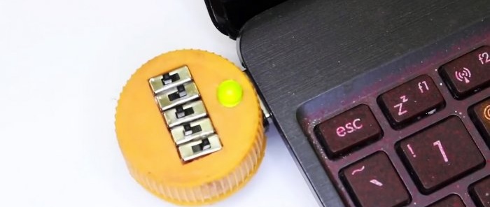 How to make a flash drive with a combination lock