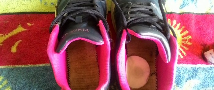Life hack na odstránenie zápachu potu z topánok navždy pomocou lacného produktu