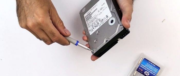 Hogyan készítsünk változtatható fordulatszámú mini élezőgépet egy régi HDD-ről