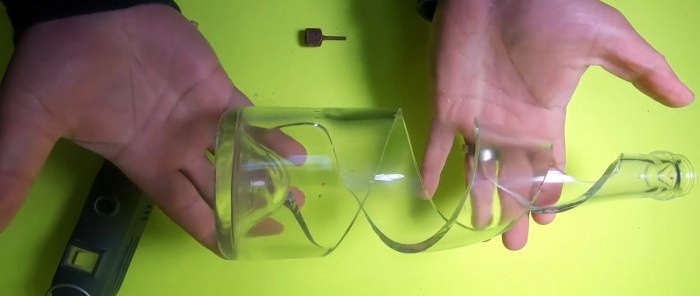 Sådan skærer du en glasflaske i en spiral