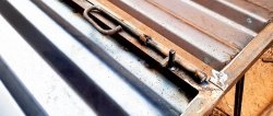 Jak zrobić proste metalowe zatrzaski do bram ze złomu