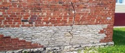 O modalitate ieftină de a repara un perete crăpat în timp ce se întărește fundația