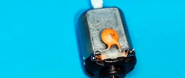Esquema de controle reversível de um motor elétrico com dois botões de relógio