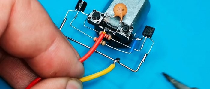 Esquema de control reversible de un motor eléctrico con dos botones de reloj.