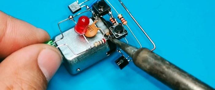 Esquema de control reversible d'un motor elèctric amb dos botons de rellotge