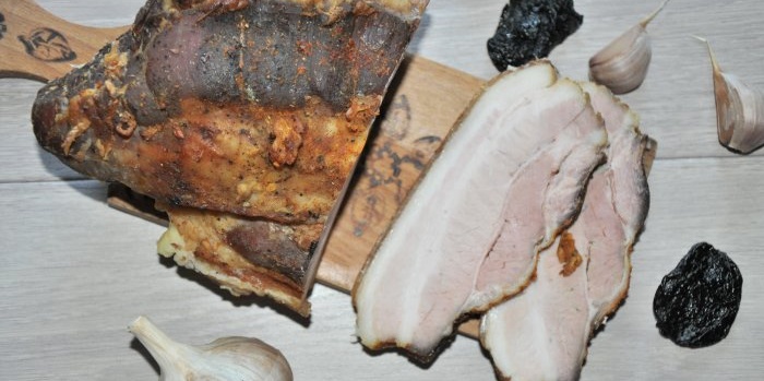 Cara memasak lemak babi salai tanpa perokok di dalam ketuhar