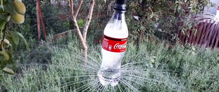 Sistema de irrigação barato, faça você mesmo, a partir de garrafas PET