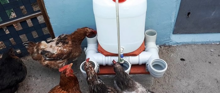 Automatinė girdykla naminiams paukščiams iš kanalizacijos trišakių ir alkūnių