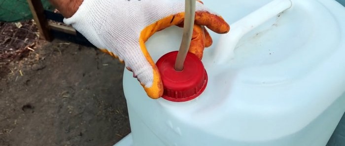 Automatická napájačka pre hydinu z kanalizačných odpalísk a kolien