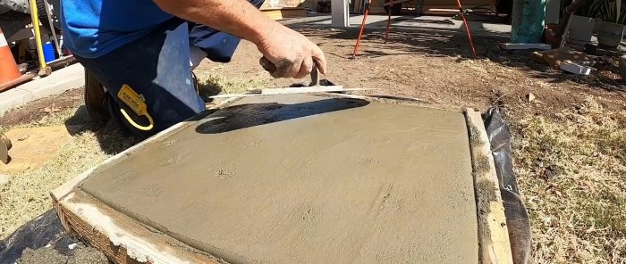 Comment réaliser des dalles en béton pour le jardin avec l'aspect des pavés