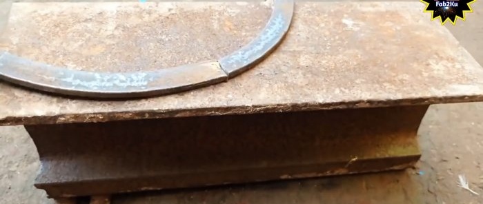 איך להכין מכשיר לכיפוף רצועת פלדה לעיגול על קצה
