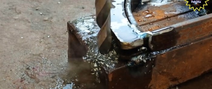 Comment fabriquer un dispositif pour plier une bande d'acier en cercle sur un bord