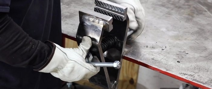 Како направити најједноставнији стеге за клупу по мери