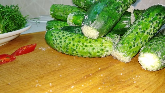 Cogombres cruixents lleugerament salats Preparació ràpida en bossa