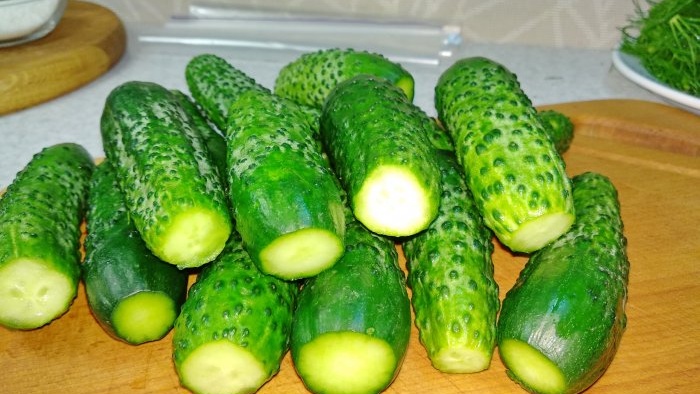 Krokante lichtgezouten komkommers Snelle bereiding in een zakje