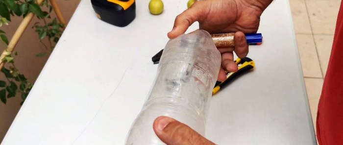 Kā no PET pudeles izgatavot vienkāršu augļu savācēju no augstiem zariem