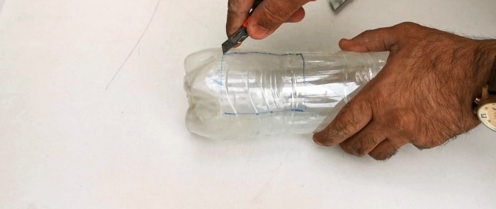 Hvordan lage en enkel fruktplukker av høye grener fra en PET-flaske