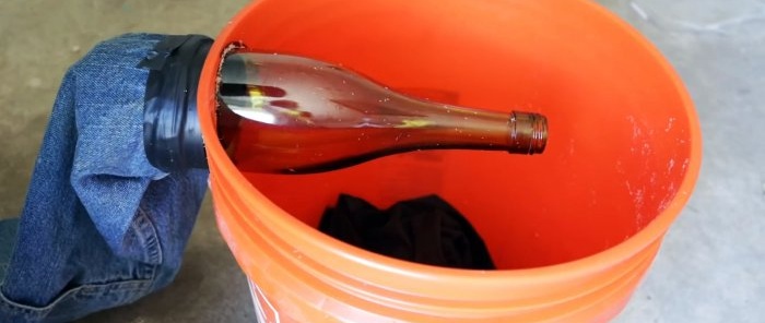 A simple mousetrap for mass catching of rodents from a bucket and glass bottle