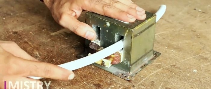 Jak vyrobit bodovou svářečku ze starého mikrovlnného transformátoru