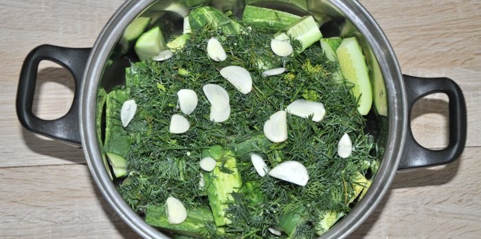 Instant lichtgezouten komkommers in een pan