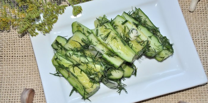 Cogombres lleugerament salats instantàniament en una cassola