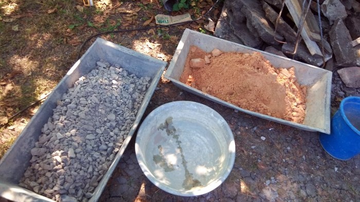 Zone aveugle en béton bricolage autour de la maison