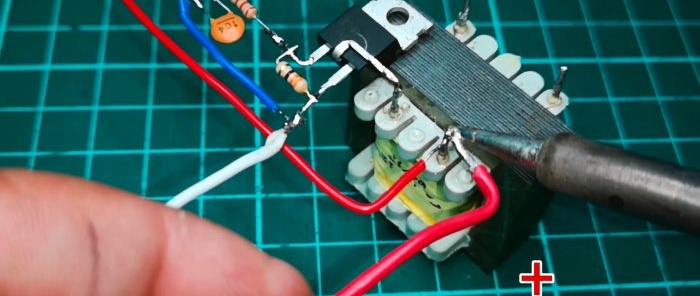 Simpleng 220V inverter circuit para sa mga transformer na may dalawang terminal