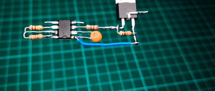 Circuit inversor simple de 220V per transformadors amb dos terminals