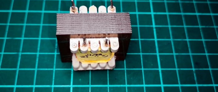 Jednoduchý 220V invertorový obvod pro transformátory se dvěma svorkami