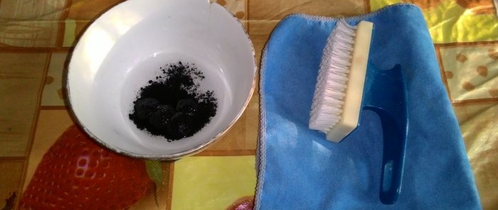 5 tablets of activated carbon and your kettle will shine clean
