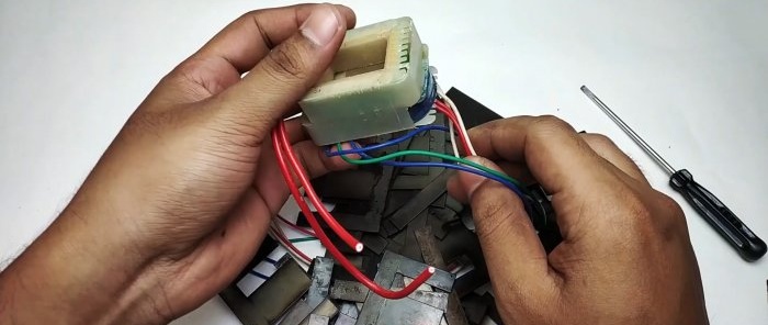 Hoe maak je een soldeerbout met directe verwarming van een oude transformator