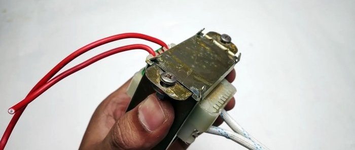 Hoe maak je een soldeerbout met directe verwarming van een oude transformator