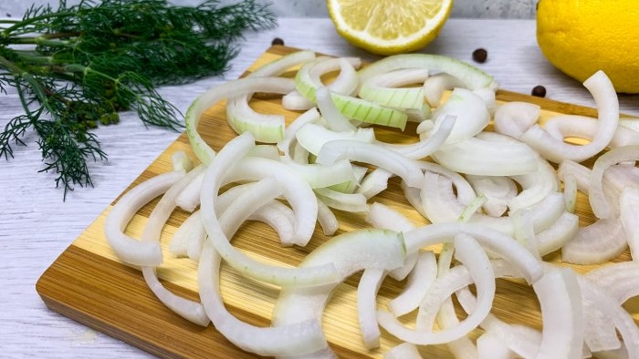 How to bake crucian carp in foil with onions is very tasty