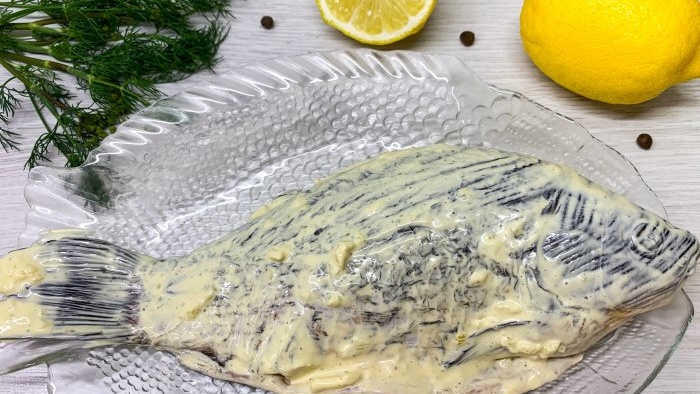 Comment faire cuire des carassins en papillote avec des oignons est très savoureux