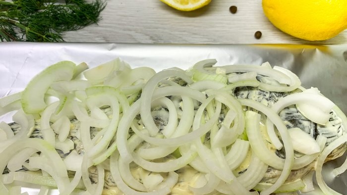 Comment faire cuire des carassins en papillote avec des oignons est très savoureux