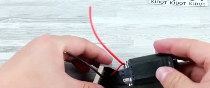 Gjør-det-selv kraftig batteridrill laget av PVC-rør