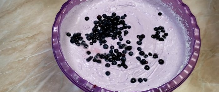 Kondensert melkekrem og bær 3 ingredienser til deilig hjemmelaget is