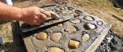 Cách làm tấm bê tông lát sân vườn với hình dáng của đá lát đường