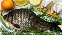 How to bake crucian carp in foil with onions is very tasty