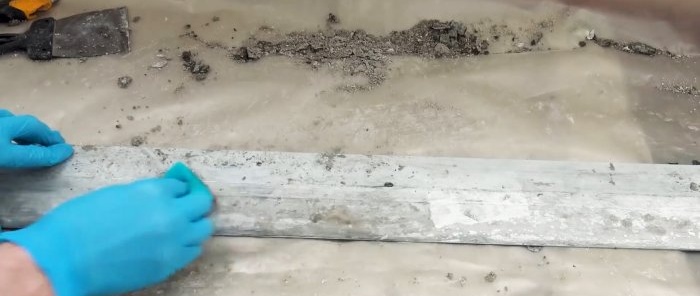 Cara membersihkan spatula dan kulir basi daripada larutan