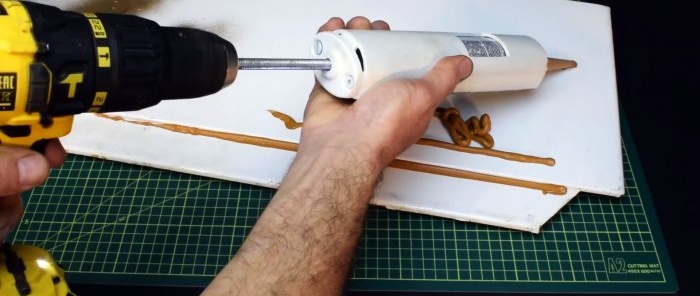 Hoe maak je een kitpistool voor een schroevendraaier van een PVC-buis