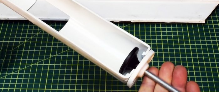 Ako vyrobiť tesniacu pištoľ pre skrutkovač z PVC rúrky