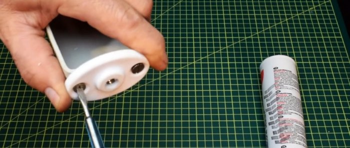 Come realizzare una pistola sigillante per un cacciavite da un tubo in PVC