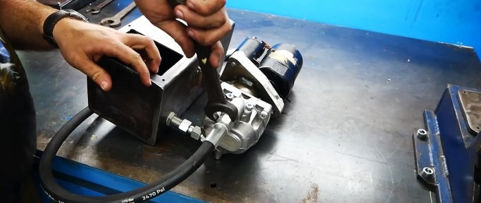 Comment fabriquer un puissant entraînement hydraulique à partir d'un démarreur et une pompe à huile à partir d'un tracteur