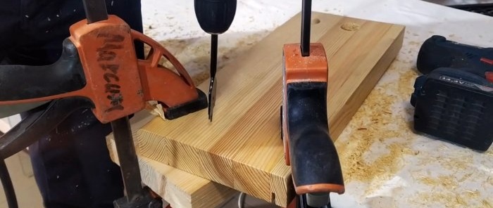 كيفية الحفر في الخشب باستخدام مثقاب الريشة دون تقطيع