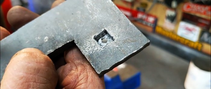 Vi lager firkantede hull i metall i garasjen