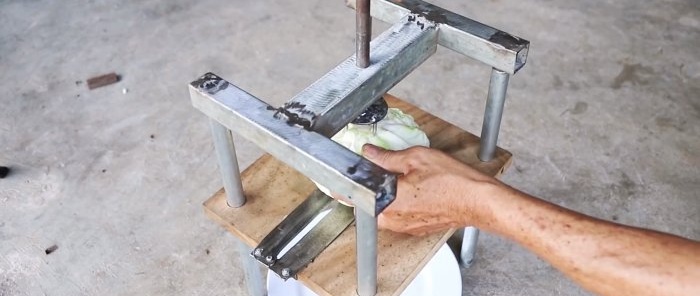 Πώς να φτιάξετε μια συσκευή για τον τεμαχισμό μεγάλων ποσοτήτων λάχανου