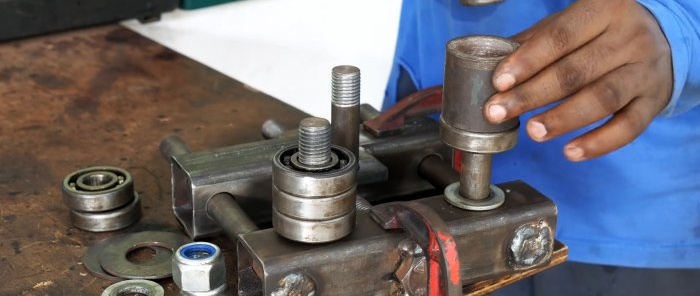 Zelfgemaakte machine voor het buigen van metalen strips met een eenvoudig ontwerp