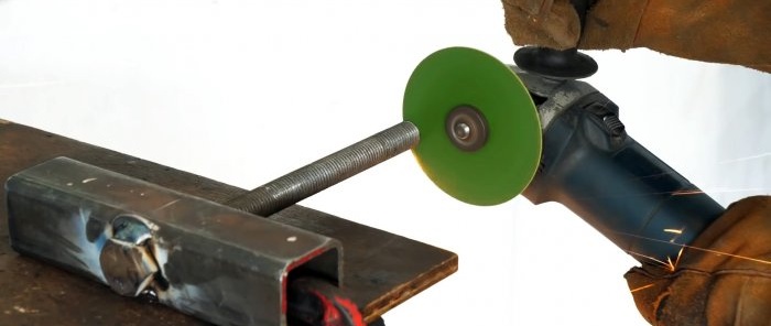 Zelfgemaakte machine voor het buigen van metalen strips met een eenvoudig ontwerp