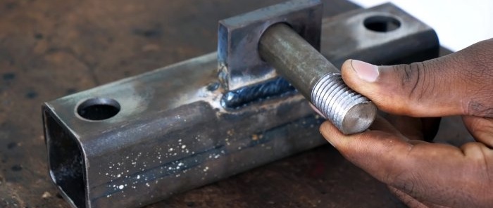 Basit tasarımlı metal şeritleri bükmek için ev yapımı makine